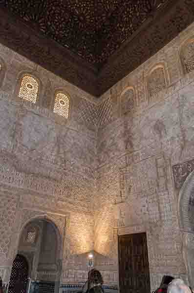Granada 069 - La Alhambra - palacios Nazaries - Sala de Embajadores.jpg